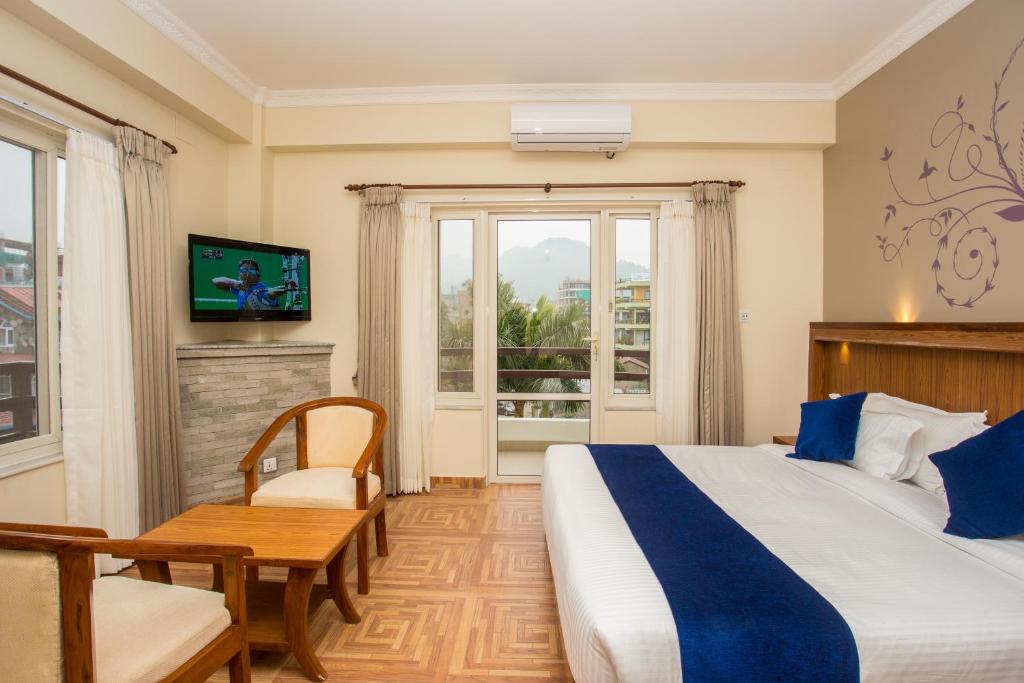 Rúm í herbergi á Hotel White Pearl