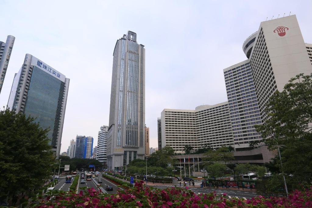 eine Stadt mit hohen Gebäuden und einer Straße mit Autos in der Unterkunft Yo Le Le Apartment in Guangzhou