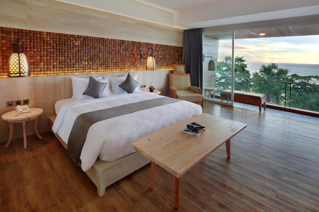 Letto o letti in una camera di Jimbaran Bay Beach Resort and Spa by Prabhu