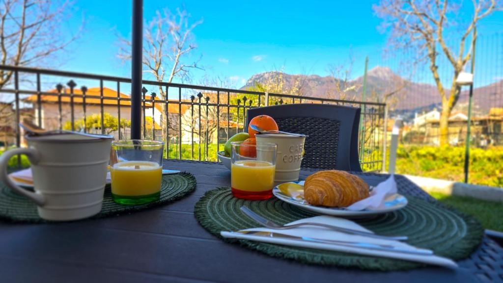 a table with two plates of food and two glasses of orange juice at Animo House in Pianillo