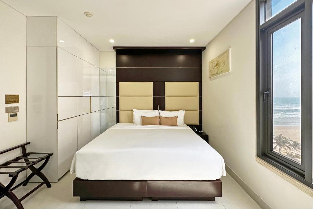 Deluxe Double Room with Partial Ocean View - High Tea included