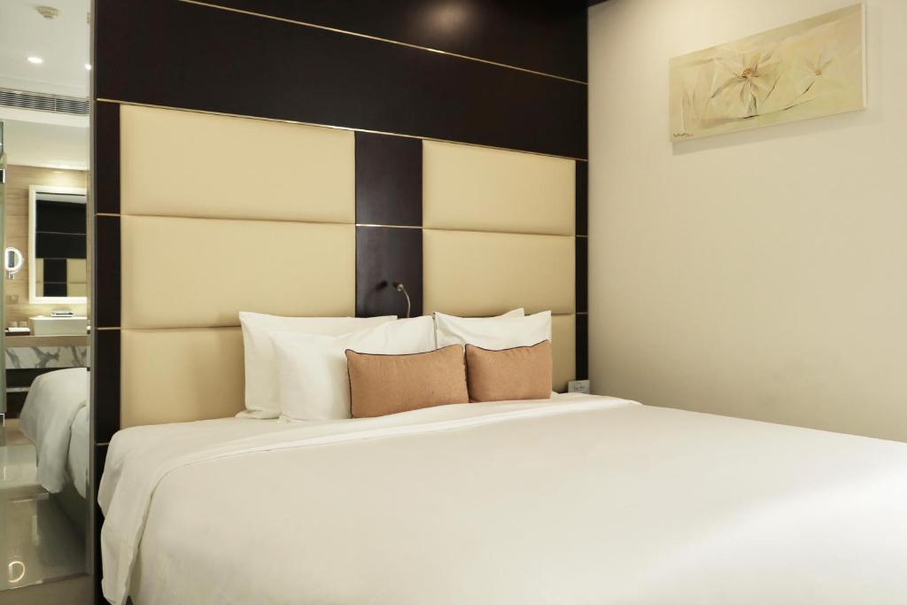 Deluxe Double Room with Partial Ocean View - High Tea included