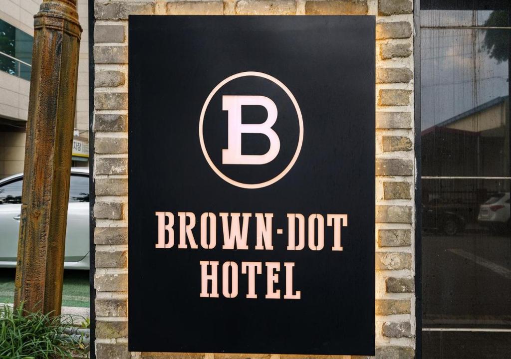a sign for a brown dog hotel on a building at Browndot Hotel Daegu Exco branch in Daegu