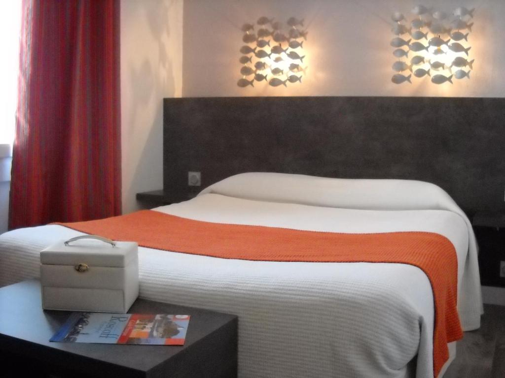 Postel nebo postele na pokoji v ubytování Logis Hotel Bellevue
