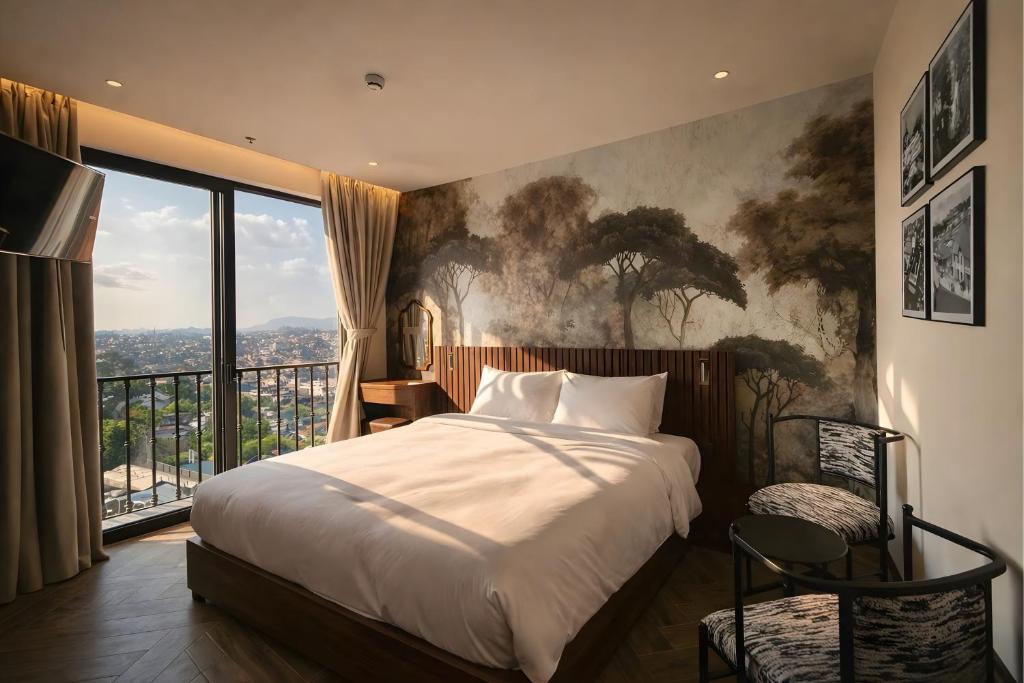 ein Schlafzimmer mit einem großen Bett und einem großen Fenster in der Unterkunft RIN Hotel Da Lat in Xuan An