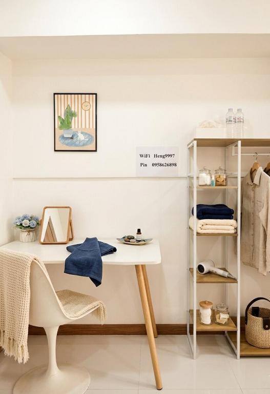 a white desk with a chair in a room at Huggdaily 6 in Ban Khlong Thewa