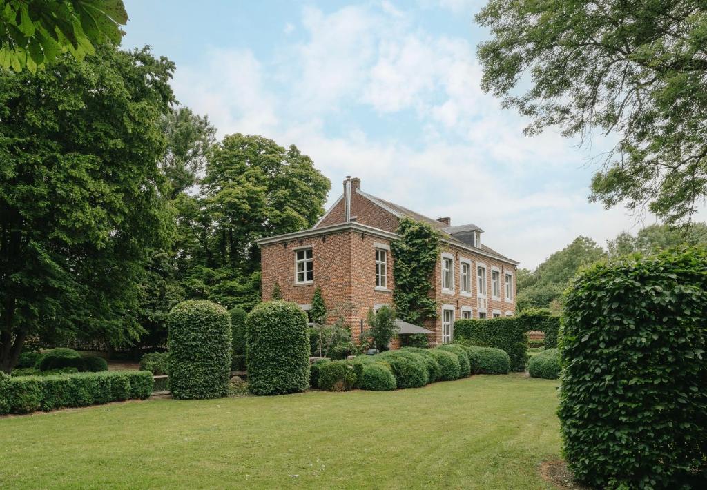 a large brick house with a large yard at Roomer in Landen