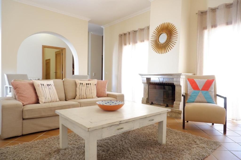 a living room with a couch and a coffee table at A Casa dos Príncipes in Amoreira