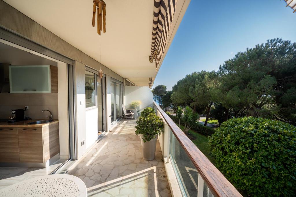 Chateau de la Mer - Appartement 2 Chambres avec Terrasse, Climatisation, Parking Prive Securise - A 100m des plages