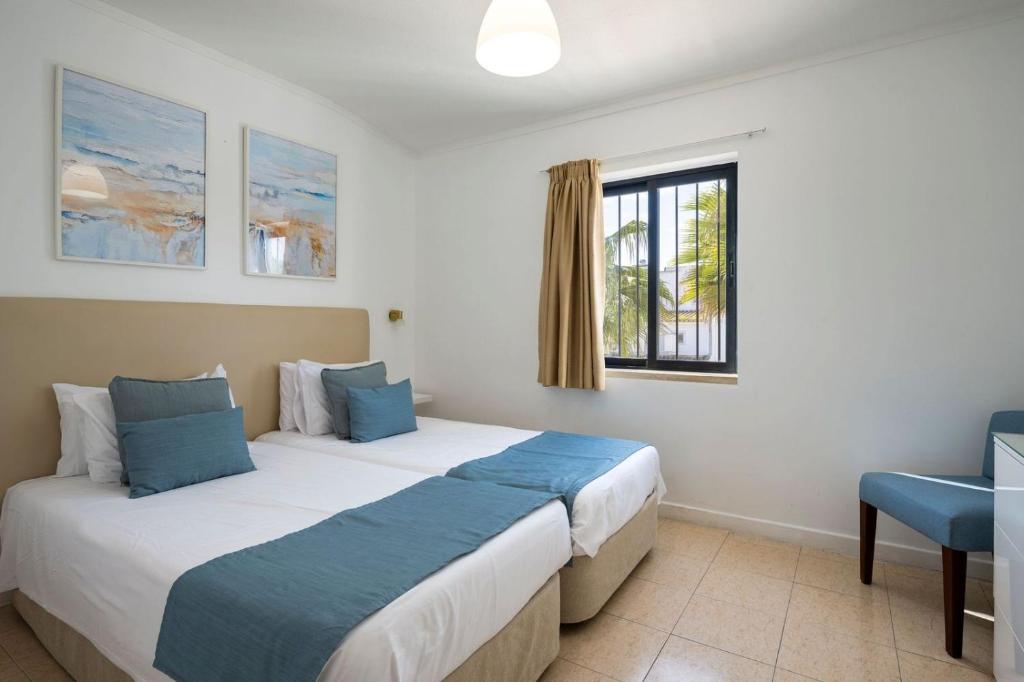 a bedroom with two beds and a window at Mouraliz Apartments by HD PROPERTIES - Vilamoura Marina in Vilamoura