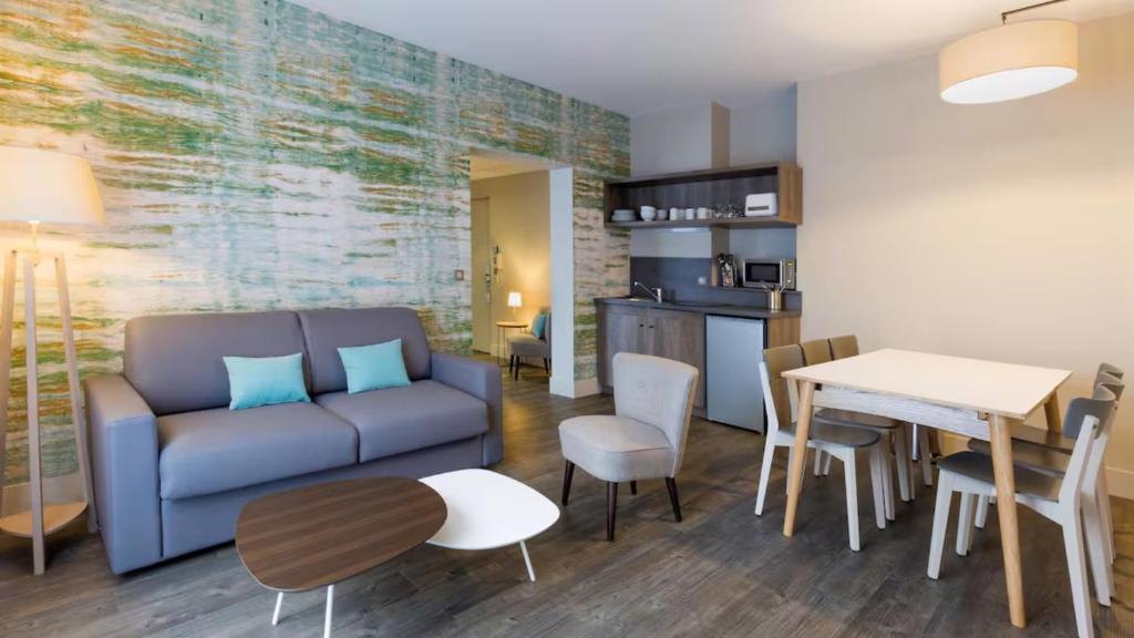 BEST WESTERN La Porte des Châteaux - Apartment With King Bed And Sofa Bed - Non-Smoking