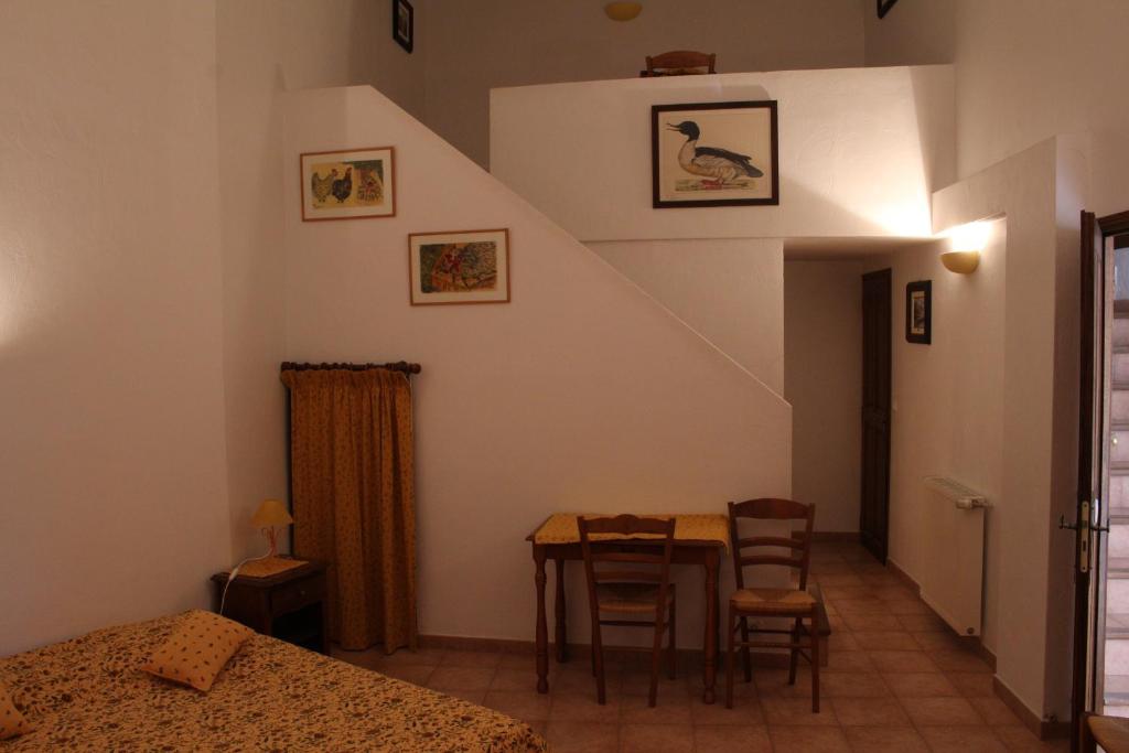 - une salle à manger avec une table et des chaises dans l'établissement Ferme de Sejour Rebuffel, à La Roque-Esclapon