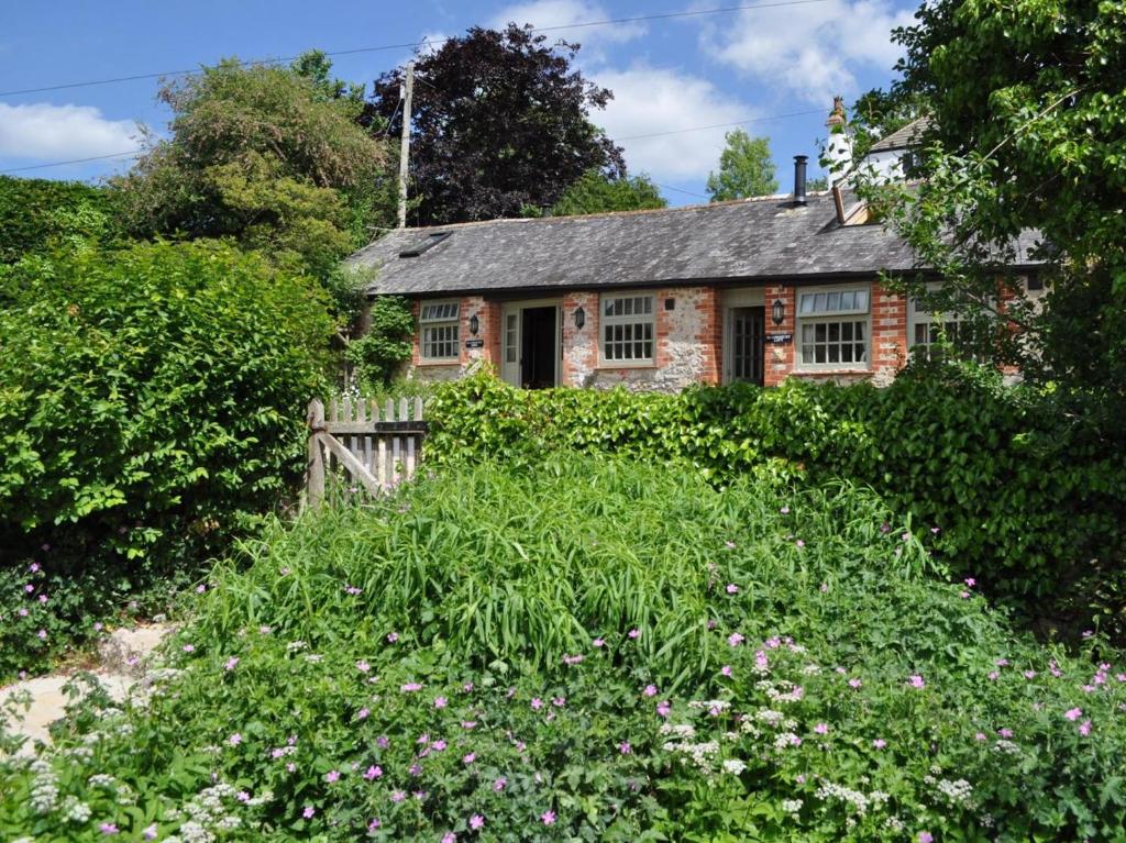 an old stone house in the middle of a garden at 2 Bed in Axminster oc-blolo in Axminster