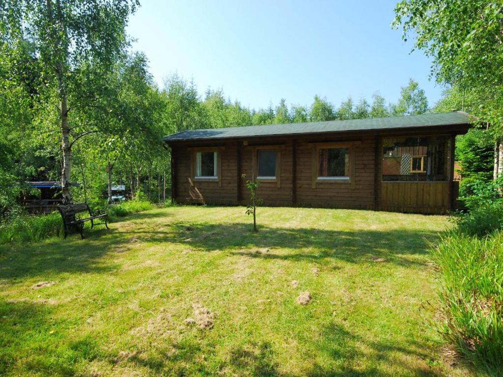 a small cabin in the middle of a yard at 1 Bed in Tiverton oc-wonlo in Bampton