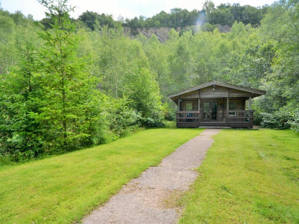 a small cabin in the middle of a grass field at 2 Bed in Tiverton oc-wonha in Bampton