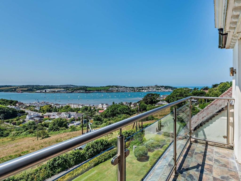 a view of the water from the balcony of a house at 11 Bed in Bideford oc-redla in Instow