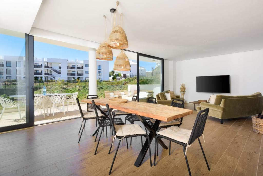 Paula Lemac - Stylish El Higueron Apartment with Sea Views, Spacious Terrace & Comfort