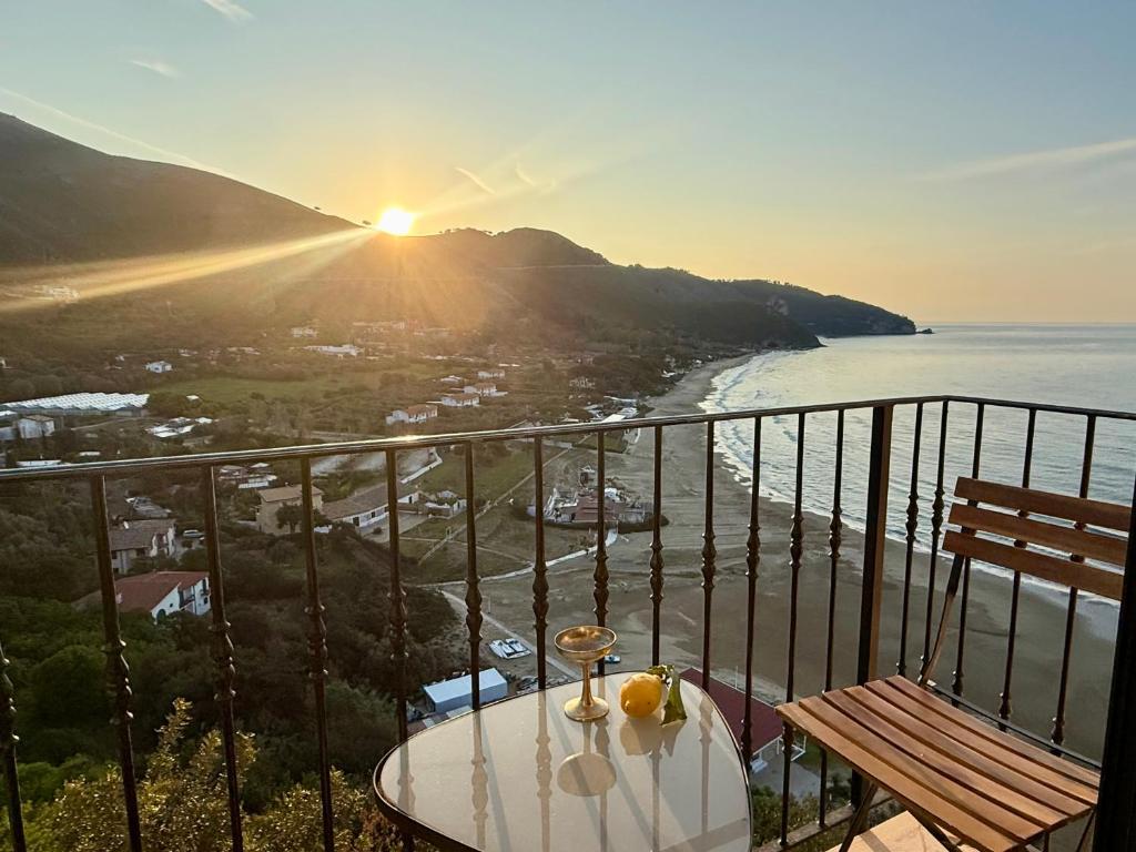 ein Balkon mit Tisch und Meerblick in der Unterkunft Casa Vacanza Eos in Sperlonga