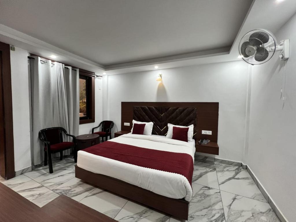 a bedroom with a large bed in a room at Hotel Annapurna in Bhowāli