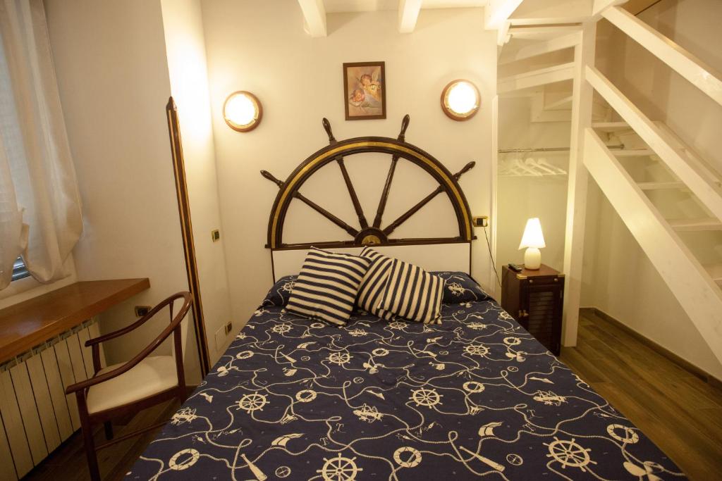 een slaapkamer met een bed met een groot houten hoofdeinde bij Dimora Caracciolo in Napels