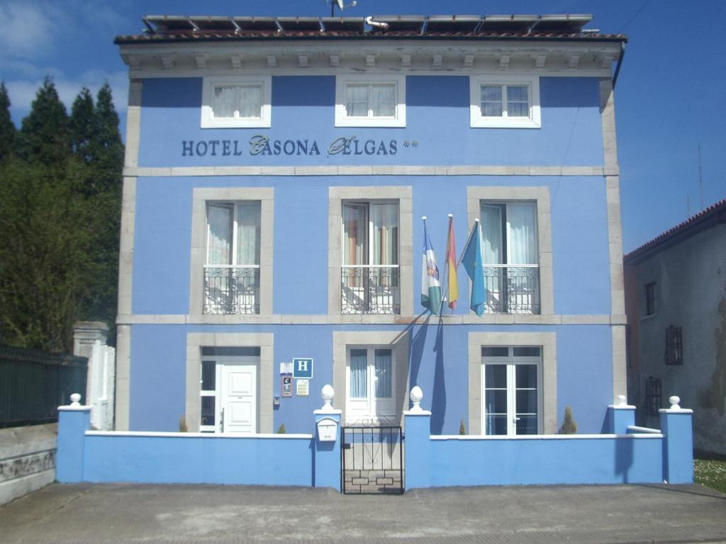 ein blaues Gebäude mit den Worten Hotel argonne Infanterie in der Unterkunft H Casona Selgas de Cudillero in Cudillero