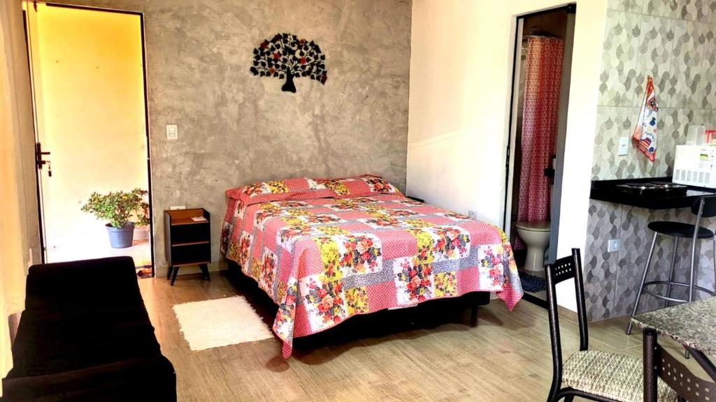 a bedroom with a bed with a pink blanket at Studio Mara Alagoa in Alagoa