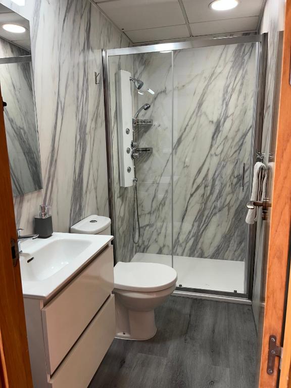 Apartamento de 2 dormitorios con terraza y vistas al mar