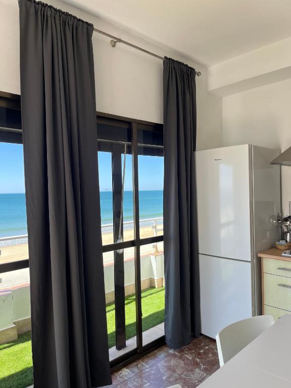Apartamento de 2 dormitorios con terraza y vistas al mar
