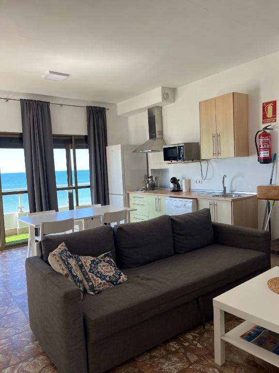 Apartamento de 2 dormitorios con terraza y vistas al mar