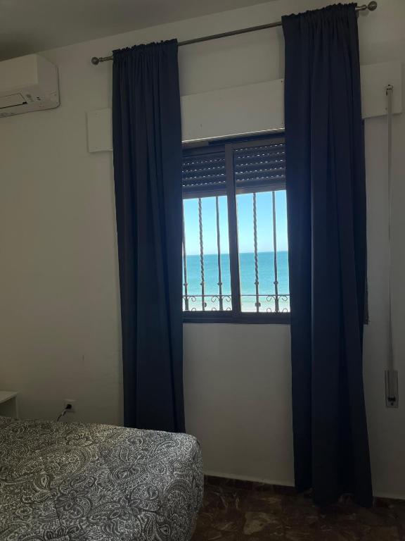Apartamento de 2 dormitorios con terraza y vistas al mar
