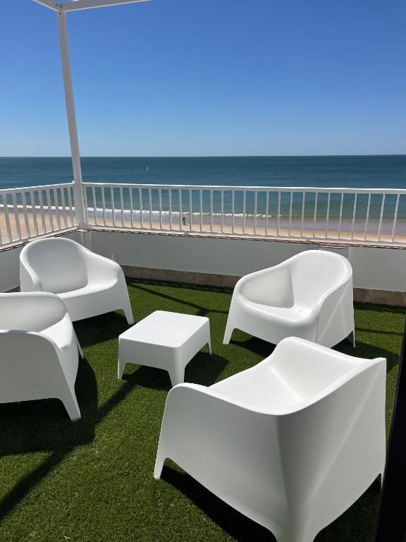 Apartamento de 2 dormitorios con terraza y vistas al mar
