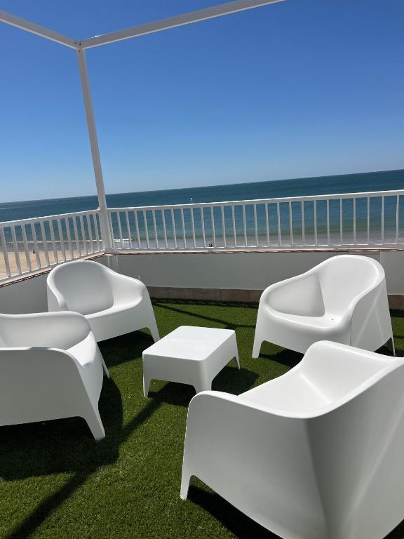 Apartamento de 2 dormitorios con terraza y vistas al mar