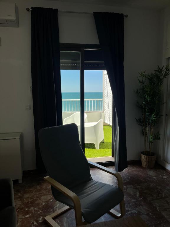 Apartamento de 2 dormitorios con terraza y vistas al mar