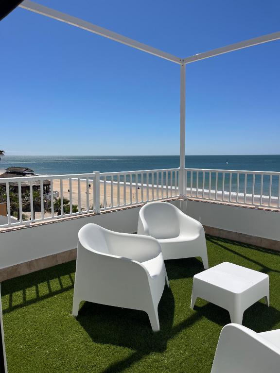 Apartamento de 2 dormitorios con terraza y vistas al mar