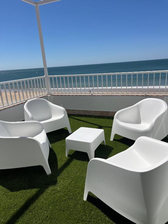 Apartamento de 2 dormitorios con terraza y vistas al mar