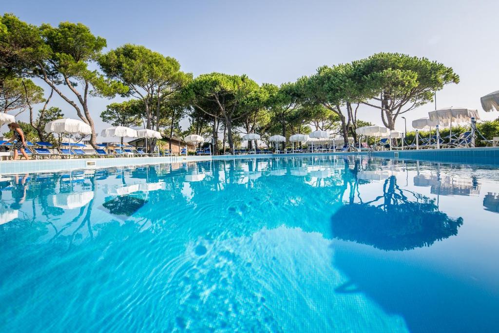 Bazén v ubytování Hotel San Giorgio nebo v jeho okolí