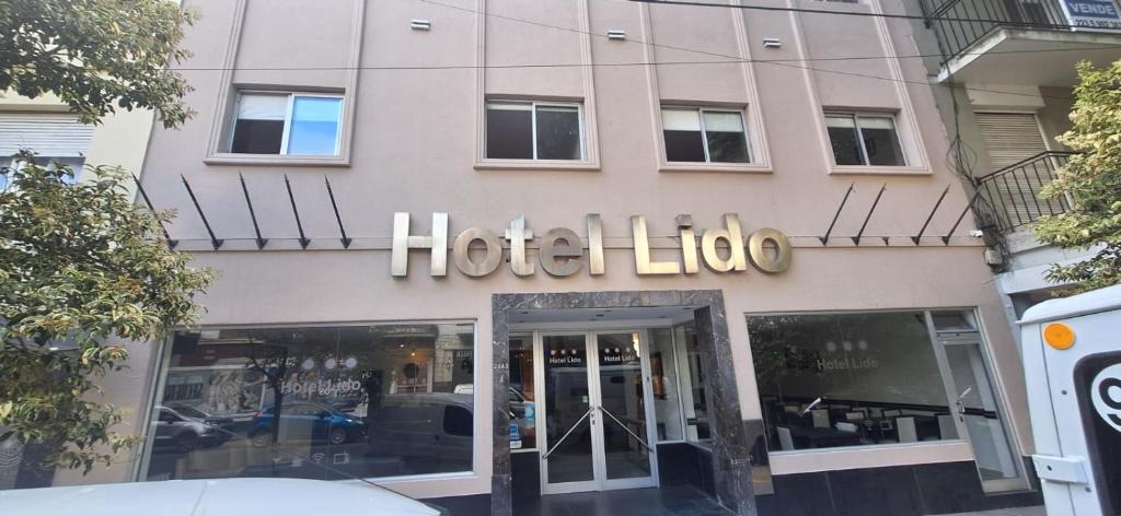 a store front with a hotel sign on it at Lido in Mar del Plata