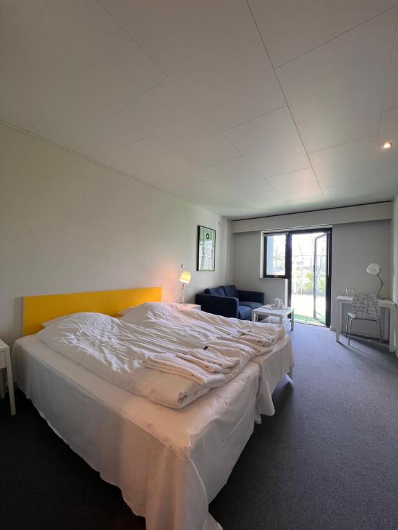 a bedroom with a large bed in a room at Hotel Margrethe in Gadbjerg