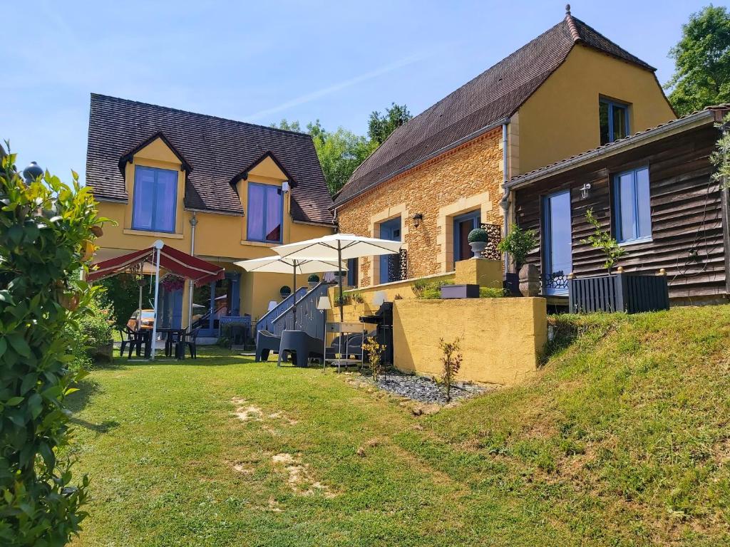 a house with a lawn in front of it at BonBon Chambre d'hôtes in Saint-Julien-de-Lampon