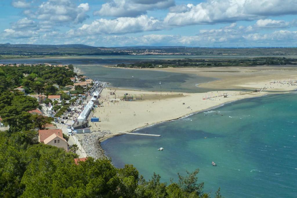 an aerial view of a beach and the ocean at T2Leucate La Franqui Calme Mer Clim Parking P in Leucate