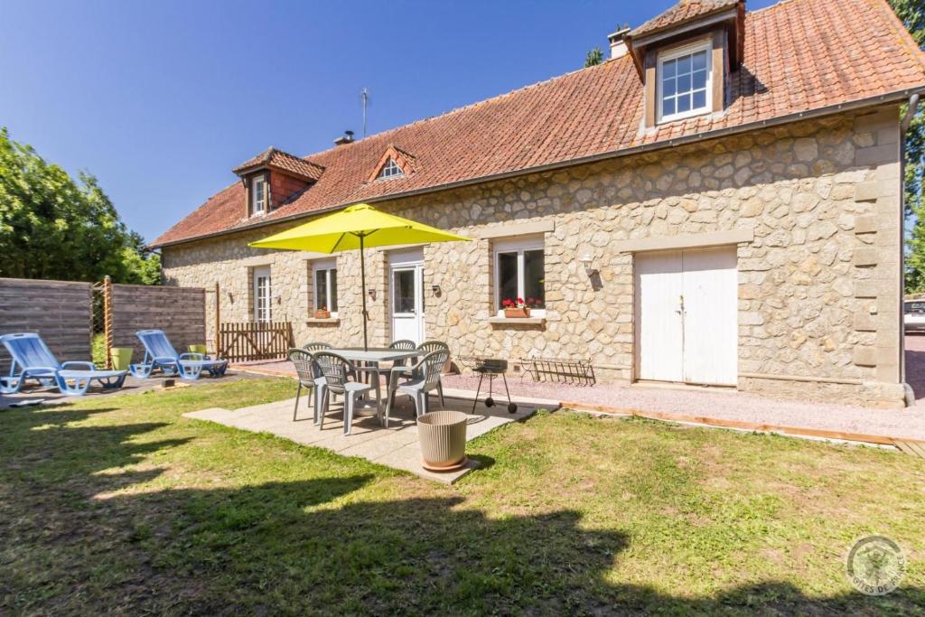 a house with a table and chairs and an umbrella at Gîte G1255 in Tribehou