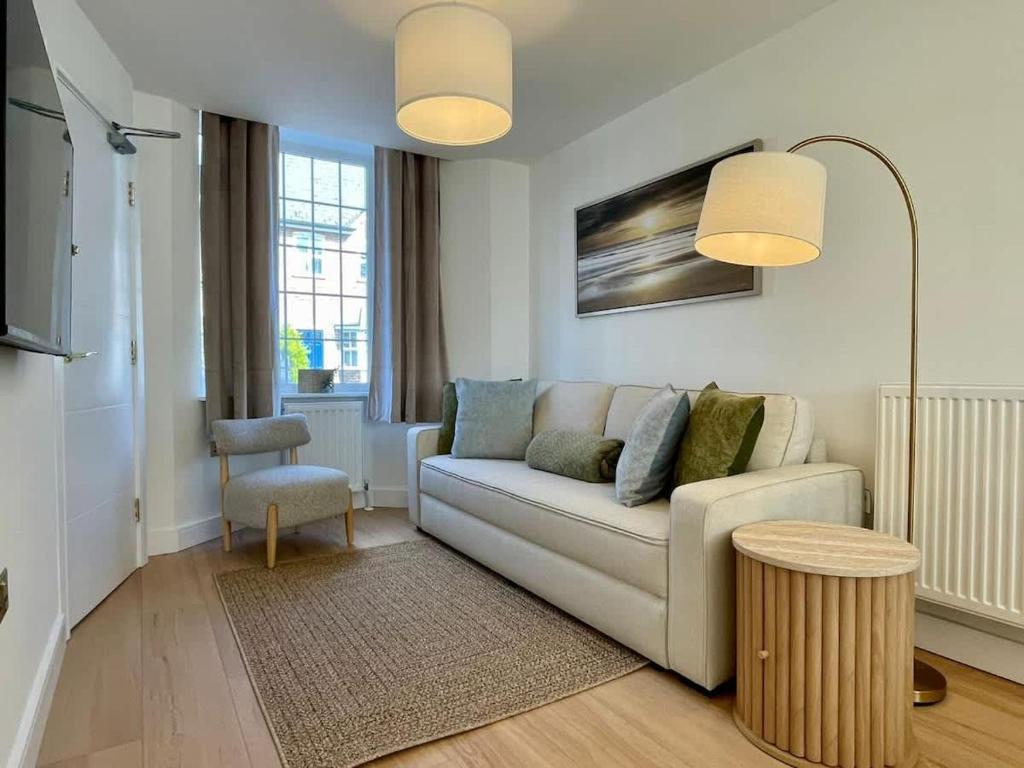 Canterbury Stay Modern Duplex 2 min to Station