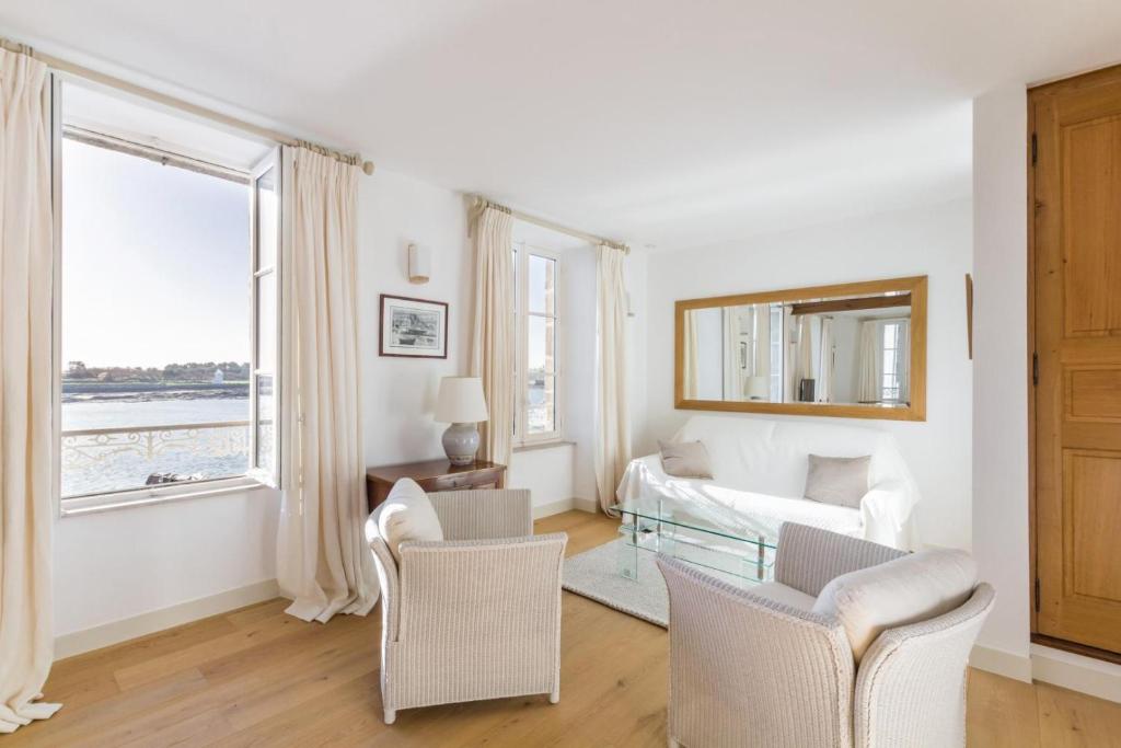 a living room with a bed and a window at Gîte G4 in Barfleur
