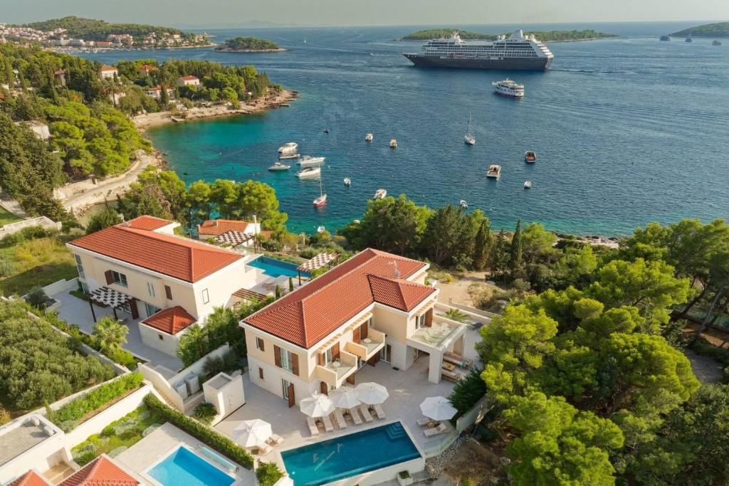 Luxury Villa Hvar Deluxe Palace 2 with pool near beach and Hvar Town