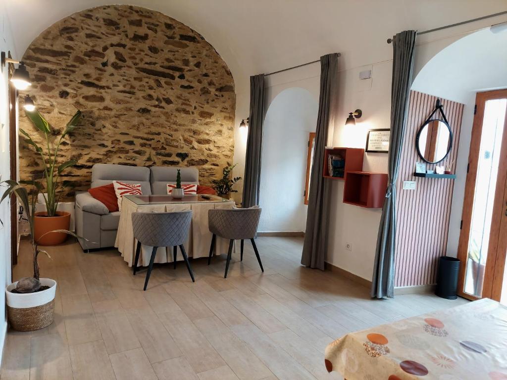 a living room with a table and a couch at La bóveda in Zafra