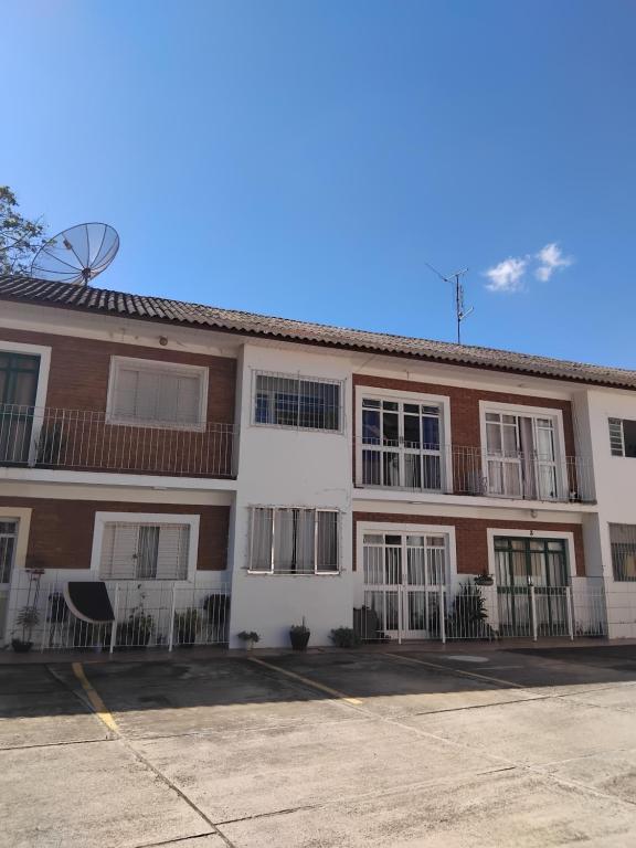 an empty parking lot in front of a building at Ap do Edney Águas de Lindoia in Águas de Lindoia