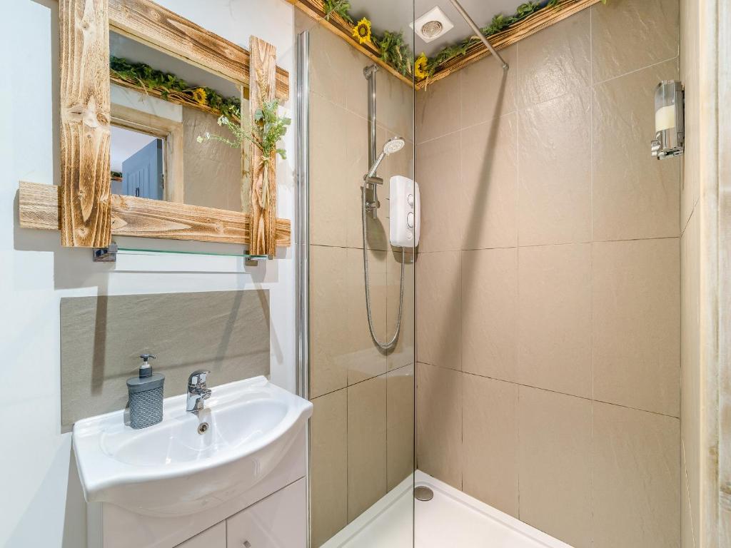 a bathroom with a sink and a shower at Coachmans Cottage - Uk50418 in Bisterne