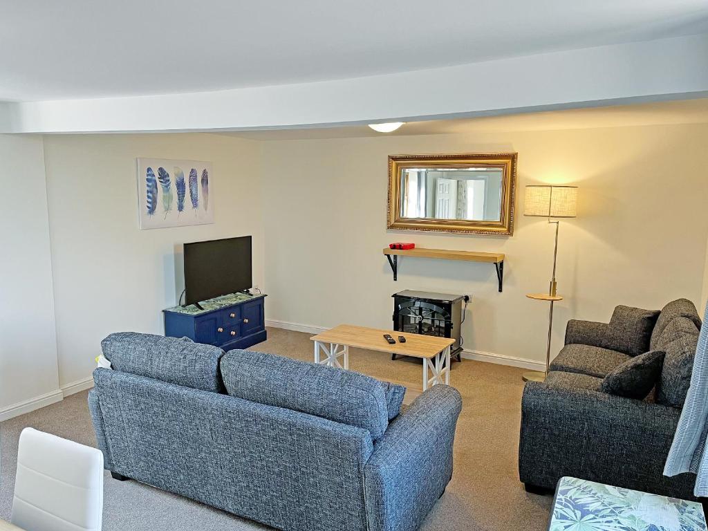 a living room with two couches and a tv at Ivy Cottage - Uk51372 in Winston