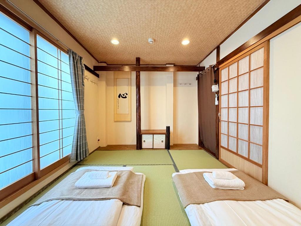 难波4分钟车站旁 机场直达 通天阁 心斋桥 梅田 Usj 全新日式 3卧室1厨2卫2浴 可住9人