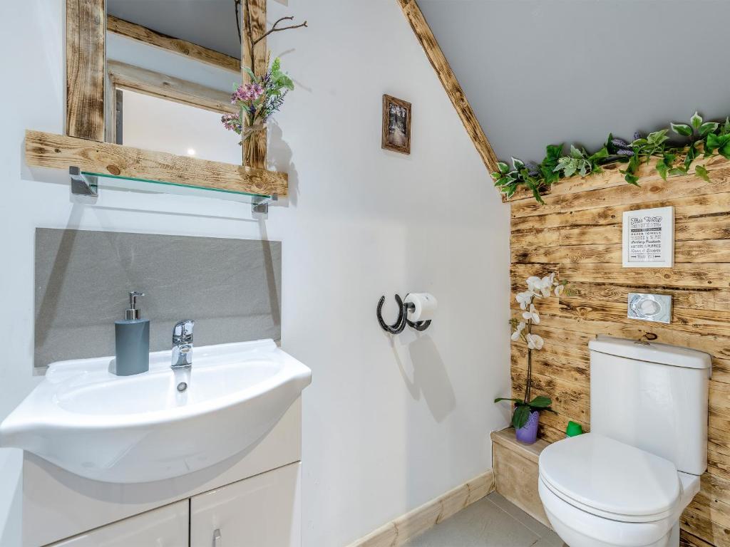 a bathroom with a sink and a toilet at Shire Cottage - Uk50416 in Bisterne